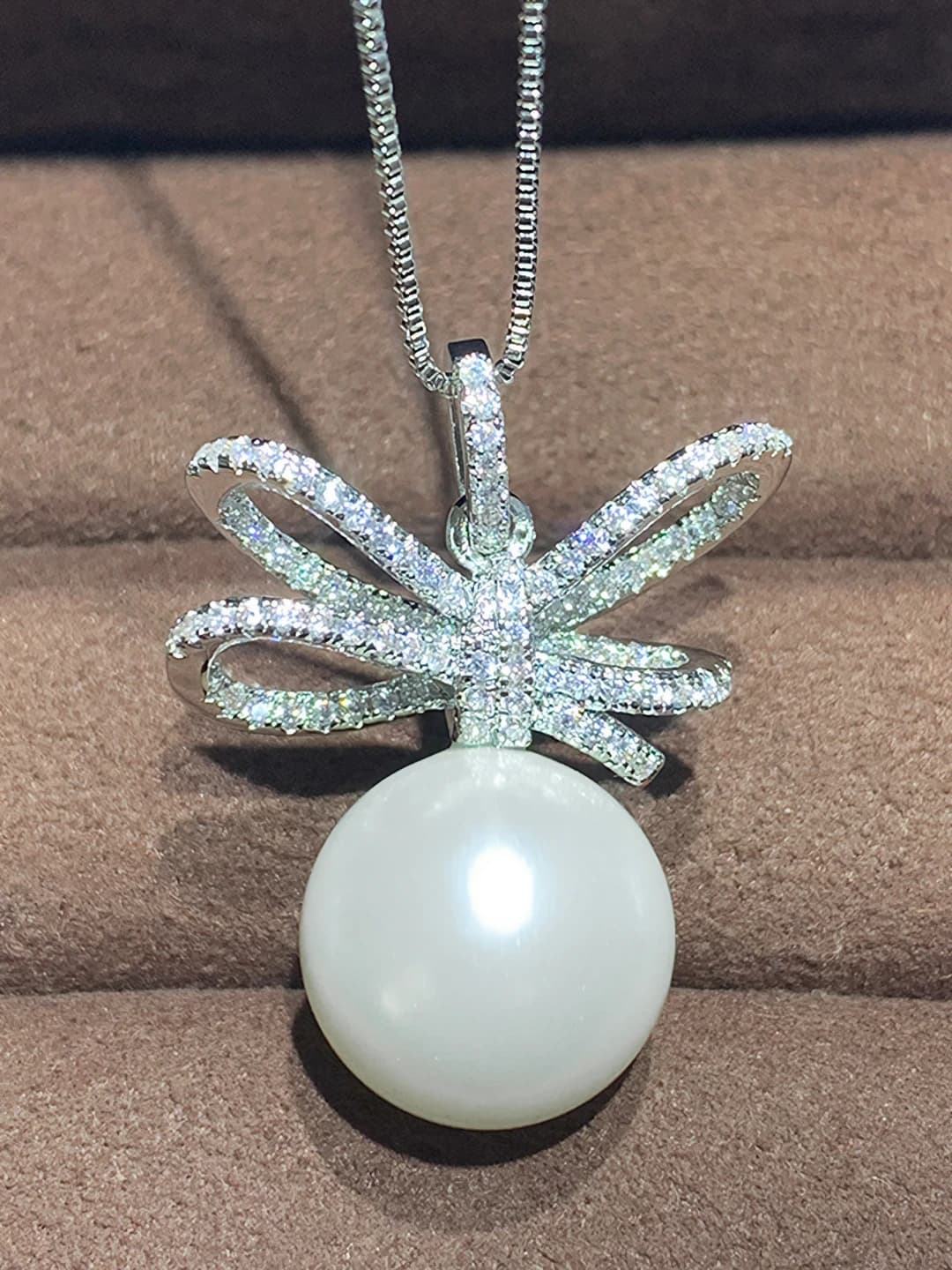 White pearl pendant