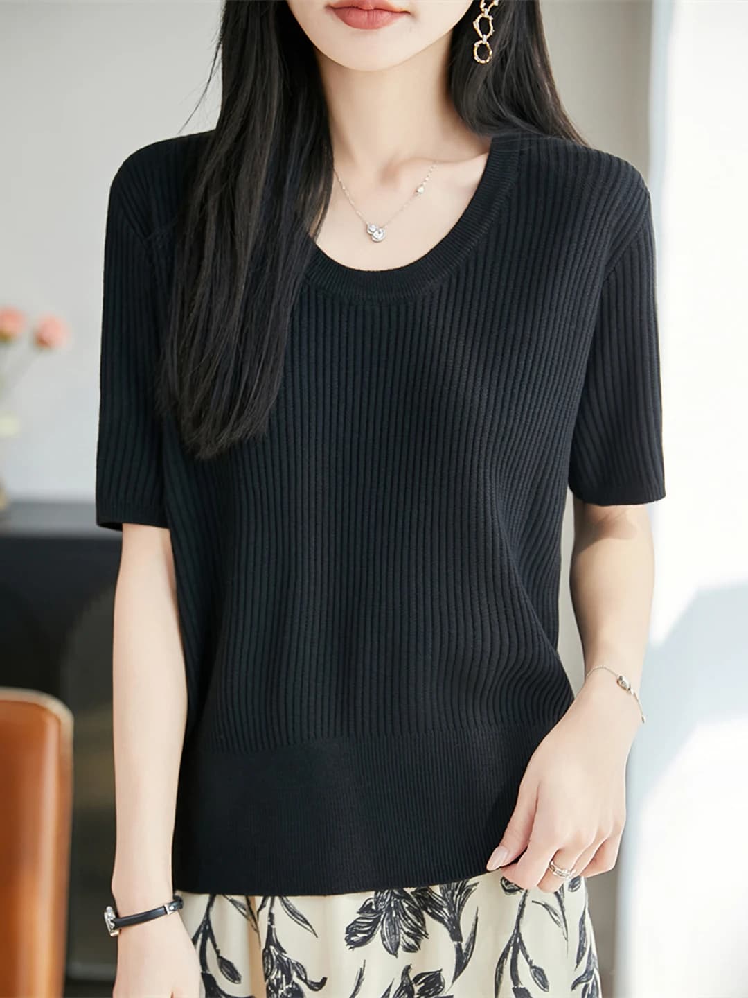 Ayollar uchun yozgi dumaloq yoqali, kalta yengli, bo'sh (oversize) kesimli jun trikotaj sviter