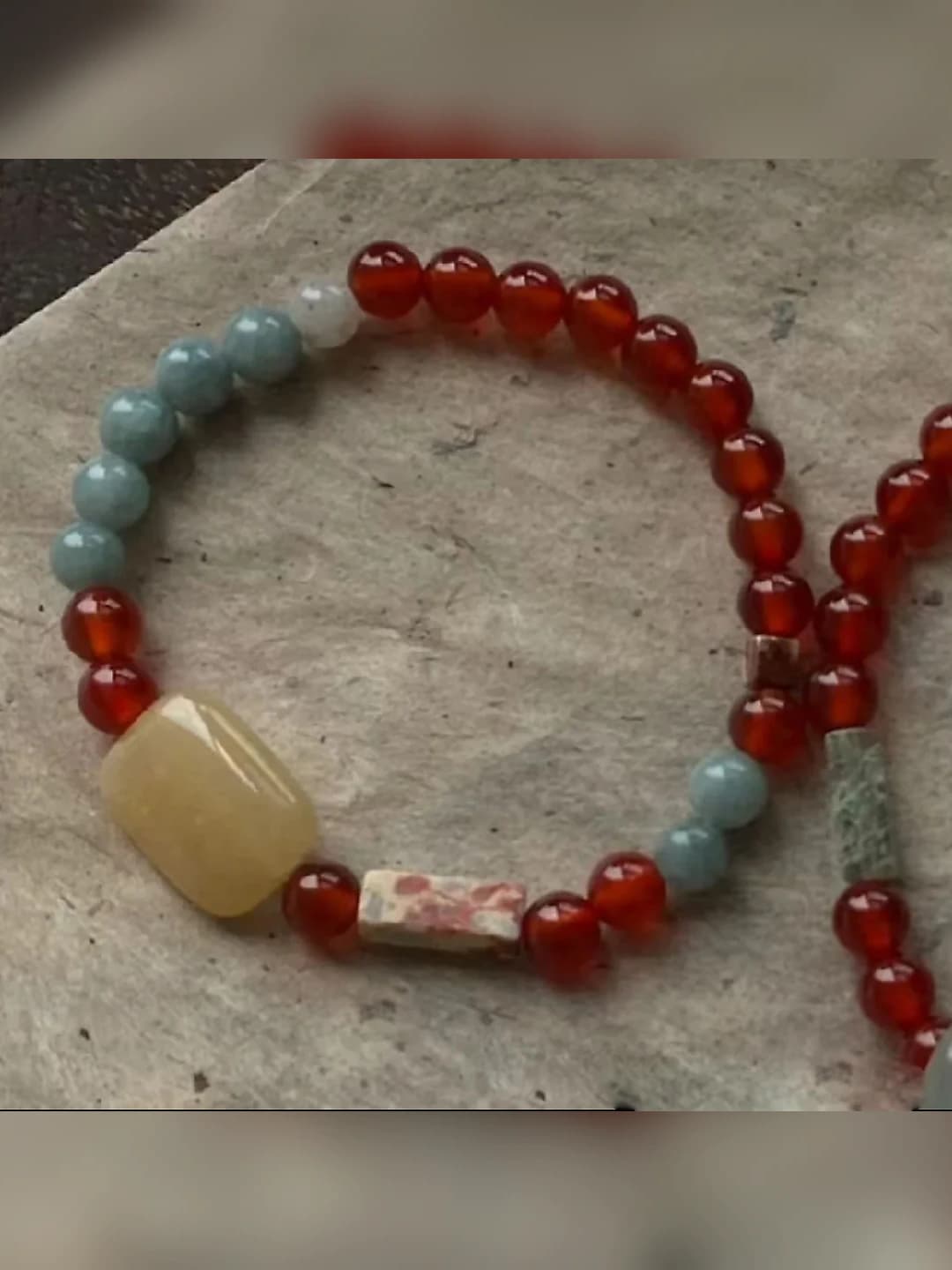 Sariq jade, muloyim belgi