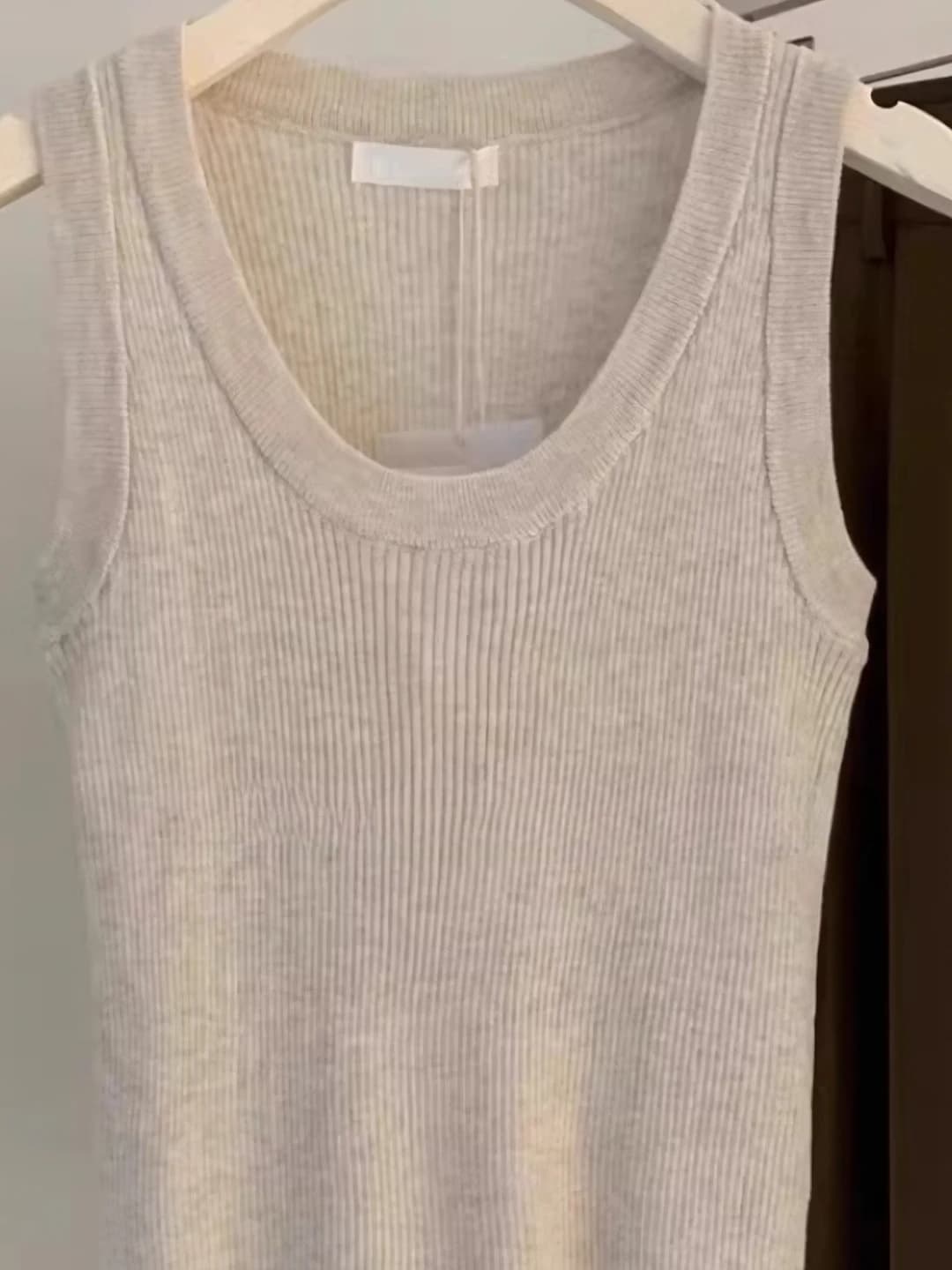 Ayollar uchun yengsiz ribbed knit mayka, tanaga yopishgan, bir rangli, to'rt mavsum, elastik