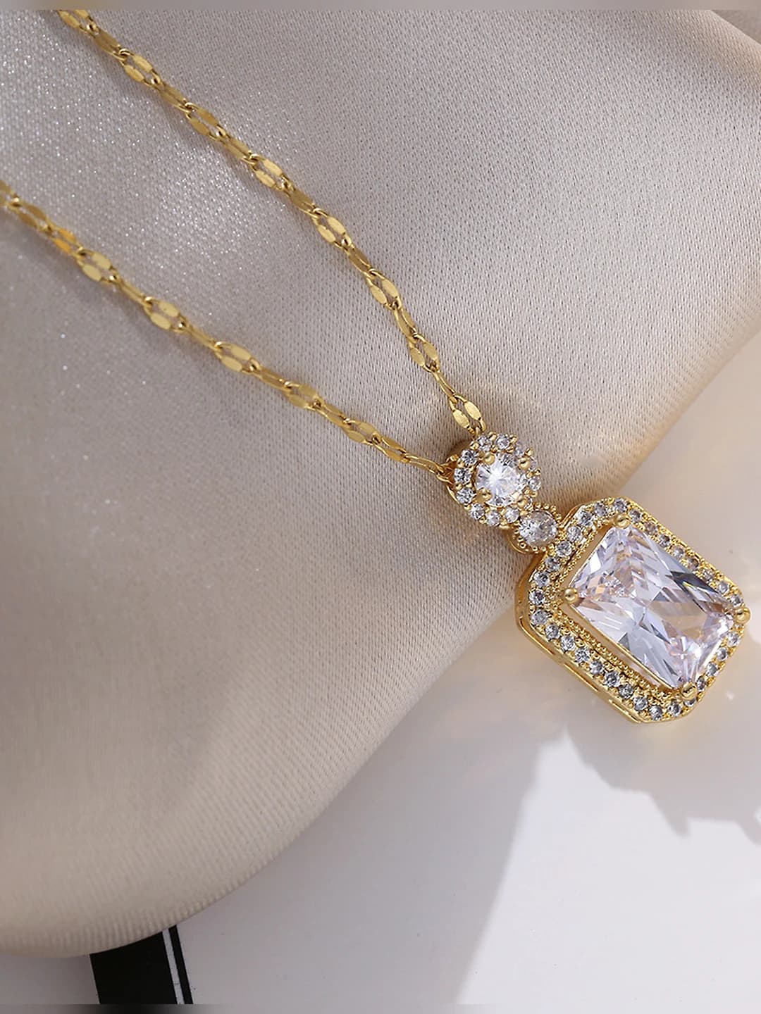 XL1507-14 White stone necklace