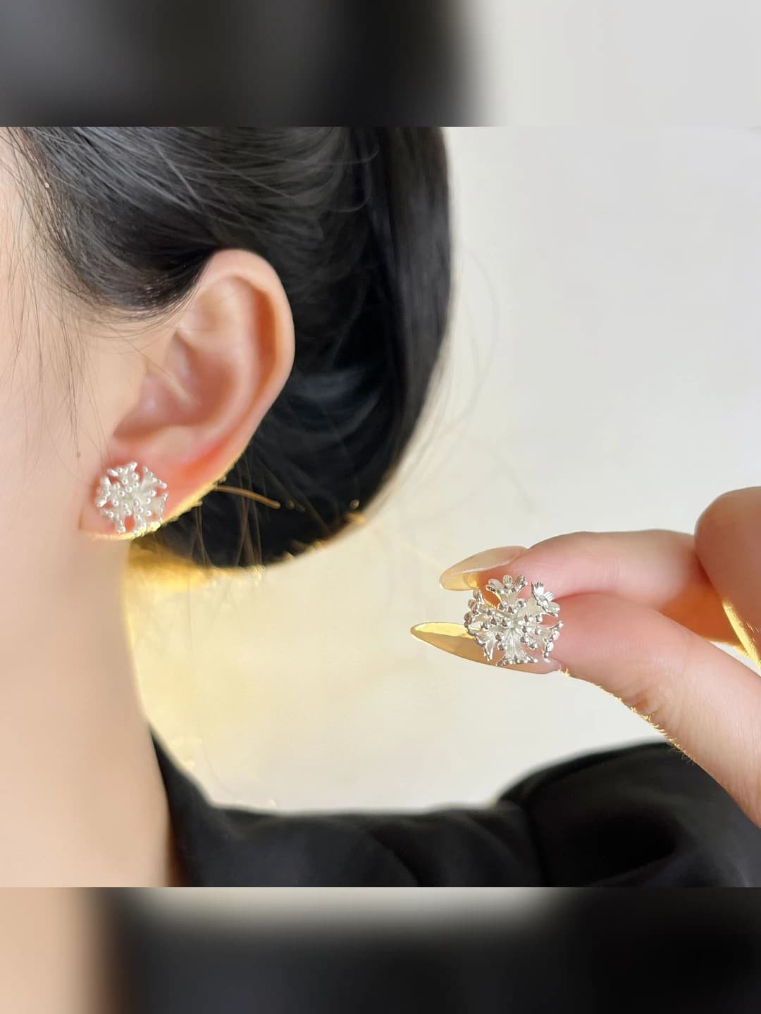 Ayollar uchun metall guli shaklidagi kumush rangli mat stud quloqchinlar