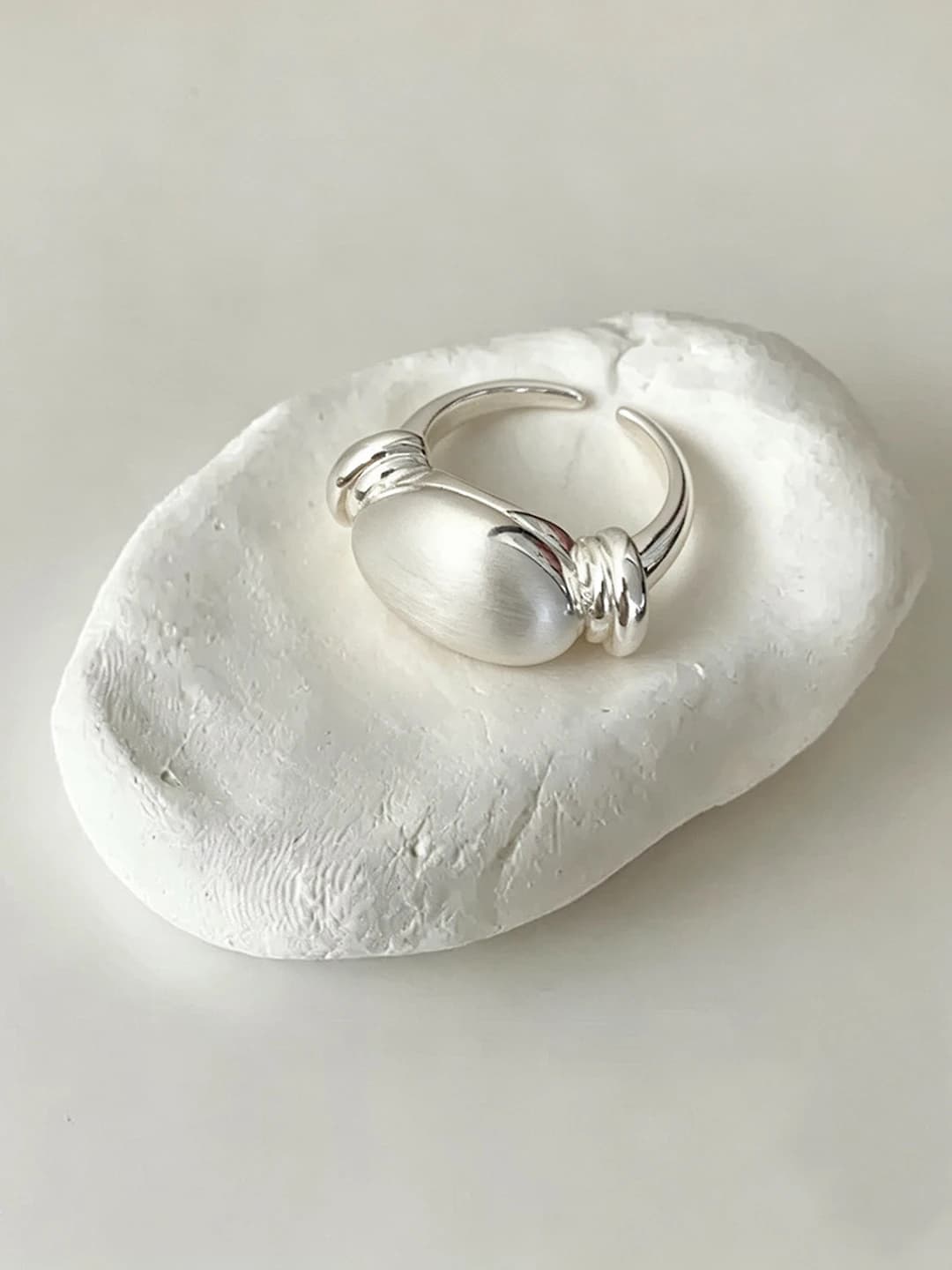 Серебряное, овальное, текст