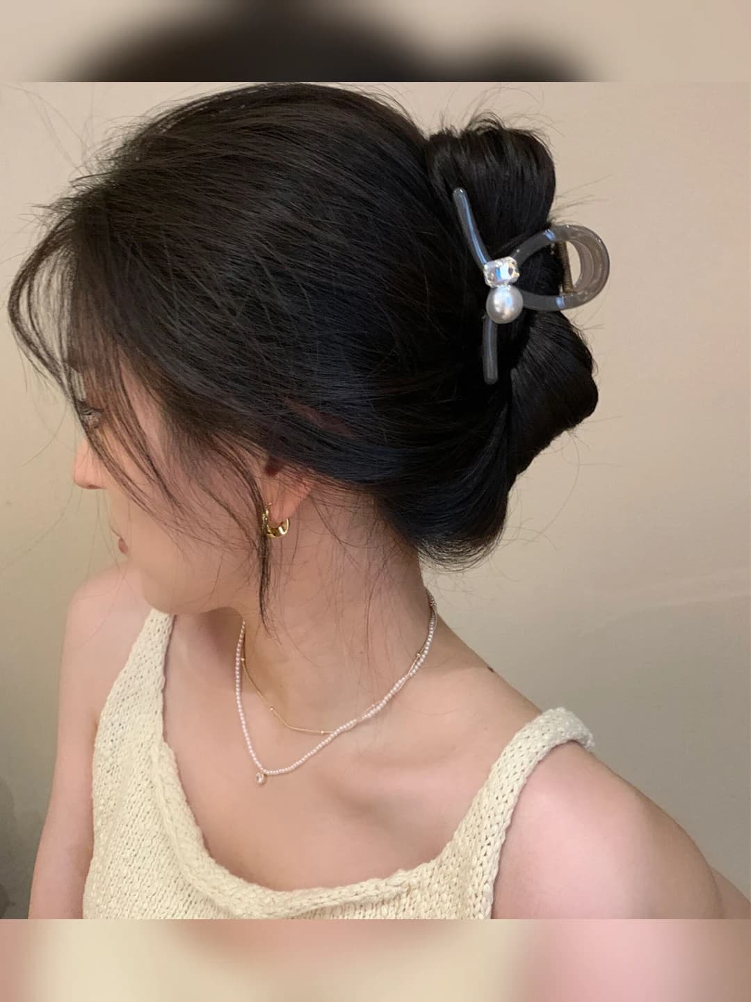 Women's acrylic hair claw clip with pearl