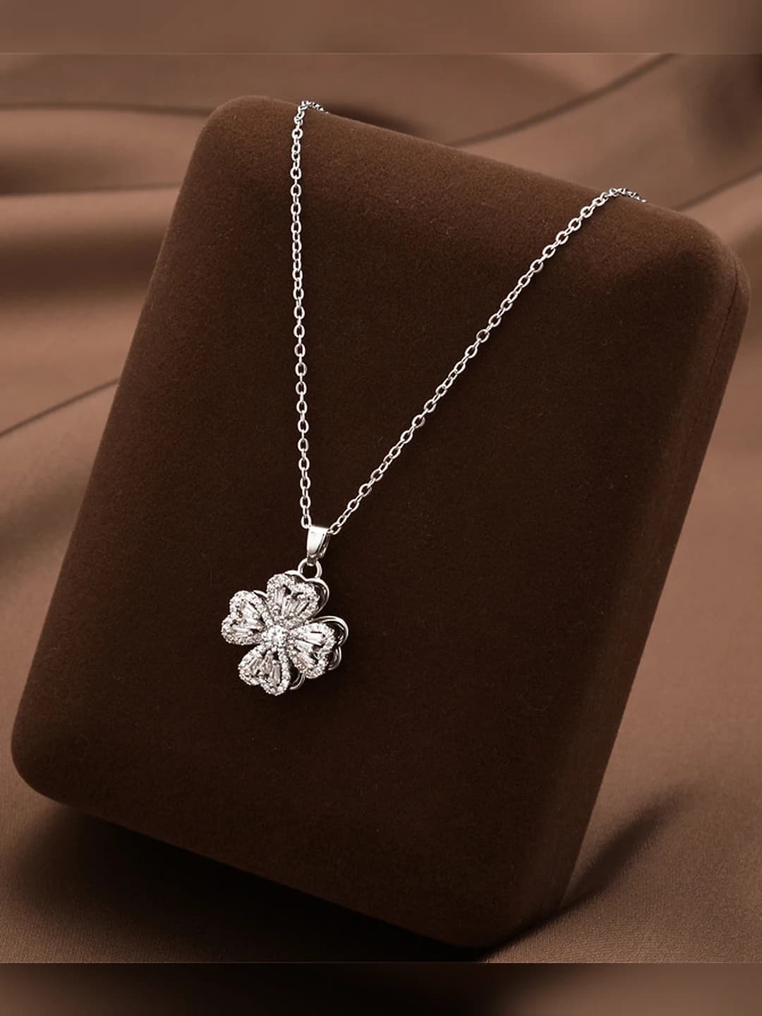 Silver rotating chain