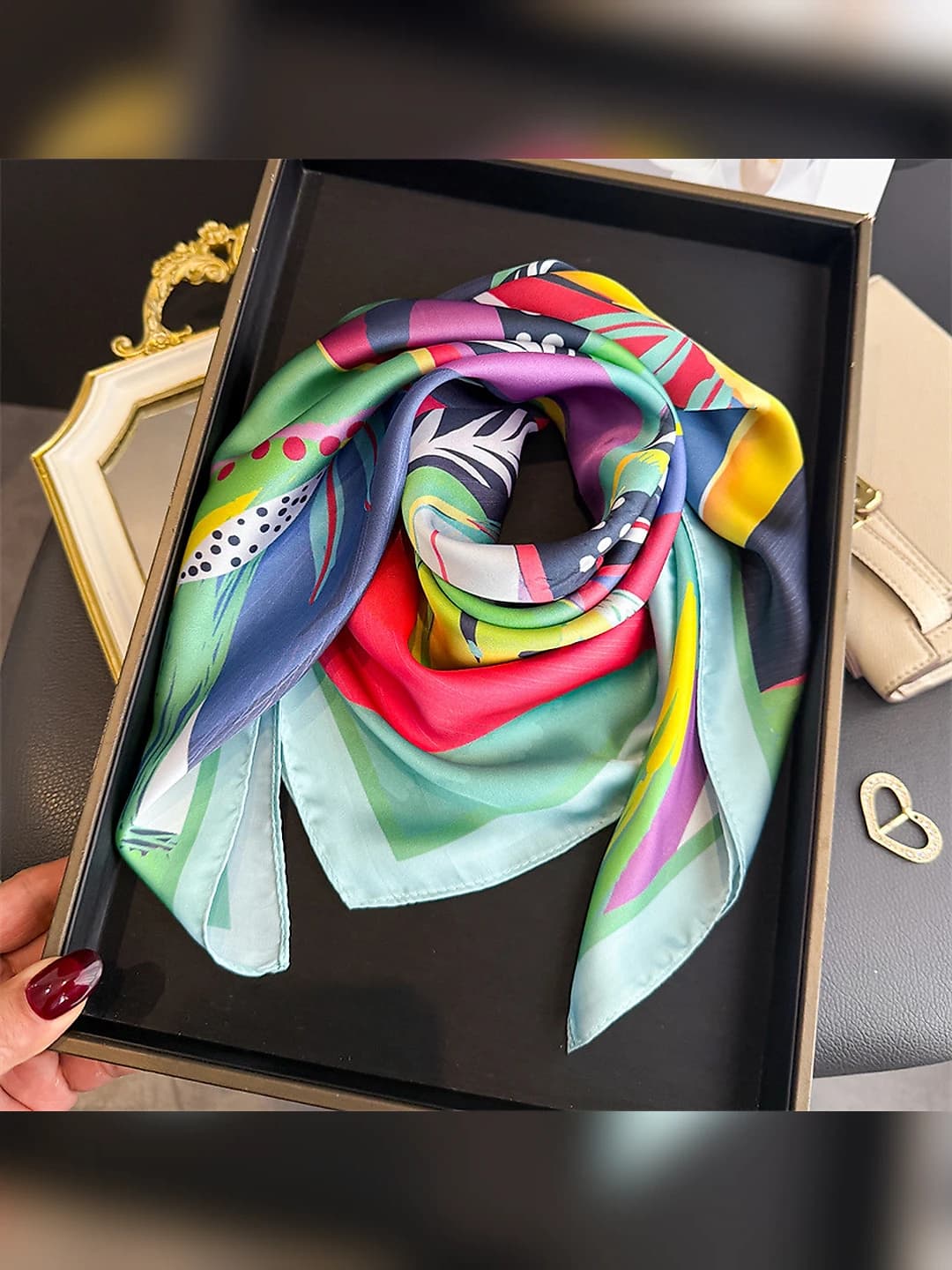 Women's square scarf with abstract plant print, sun-protective and warm, made of polyester, for summer