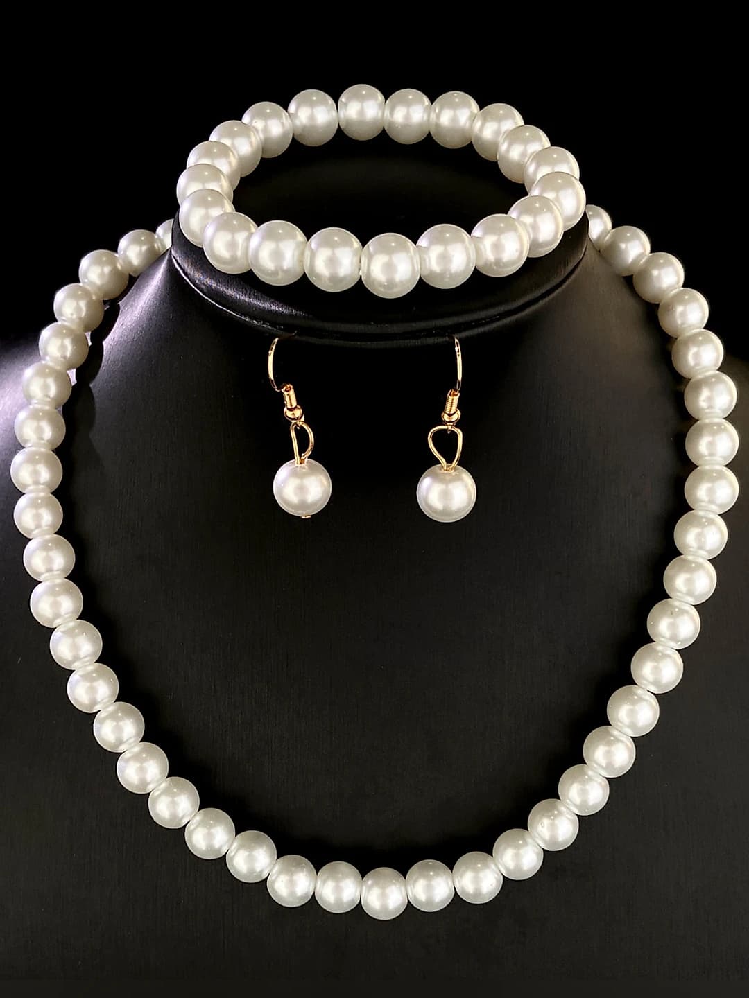 Women's white pearl jewelry set: earrings, necklace and bracelet