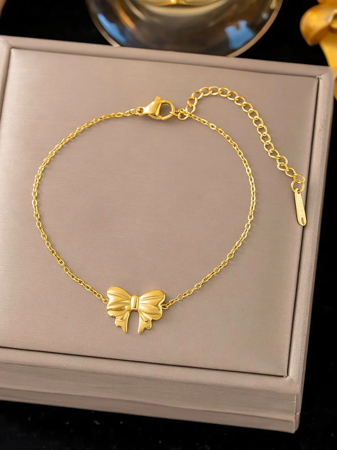 SLE2097 Bow, gold