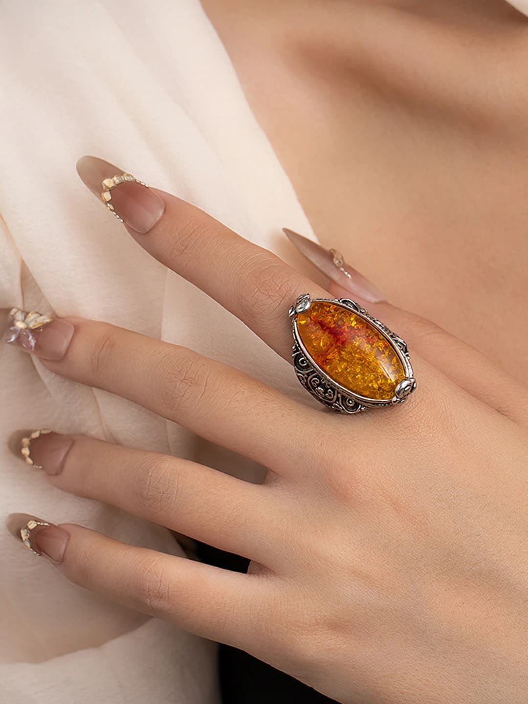 Women's retro oval ring with openwork vintage pattern