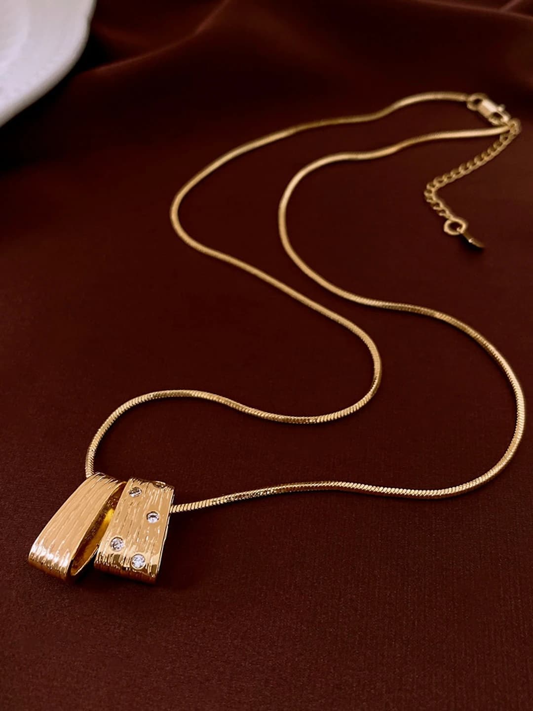 19 Gold necklace, irregular