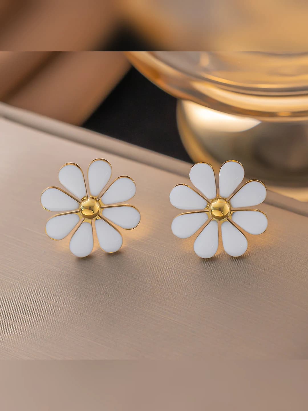 White daisy earrings gold