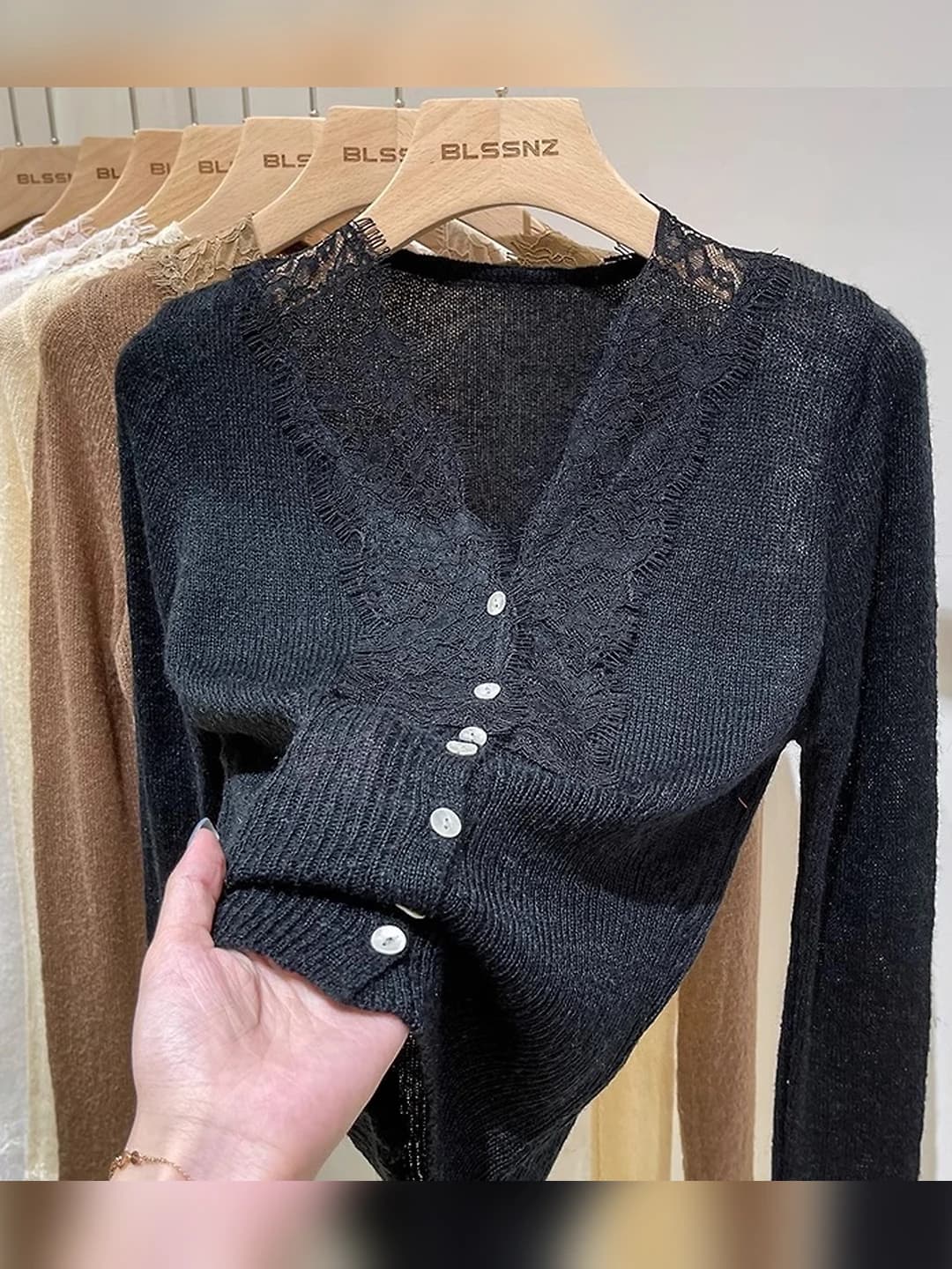 1584 Black