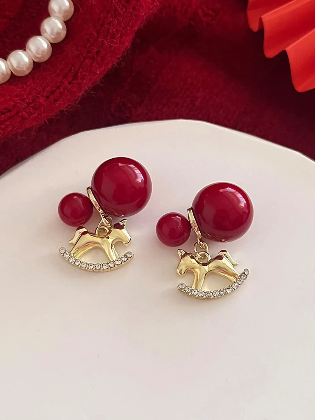 9# Red pearl gold pony earrings