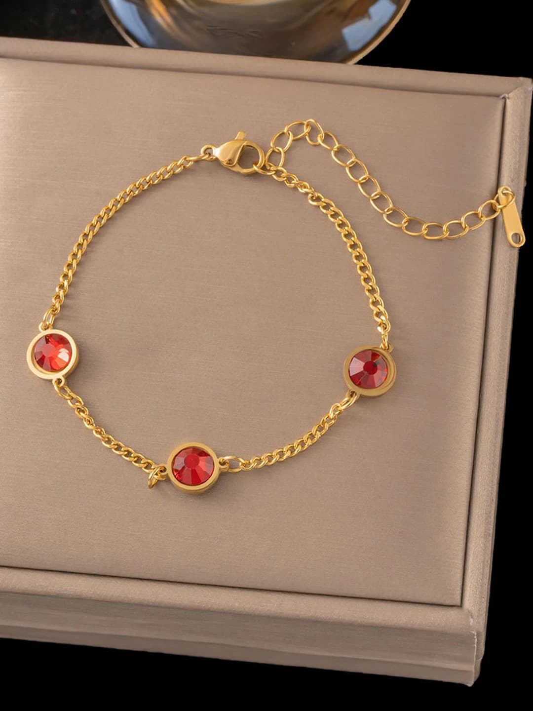 Three red diamonds, gold