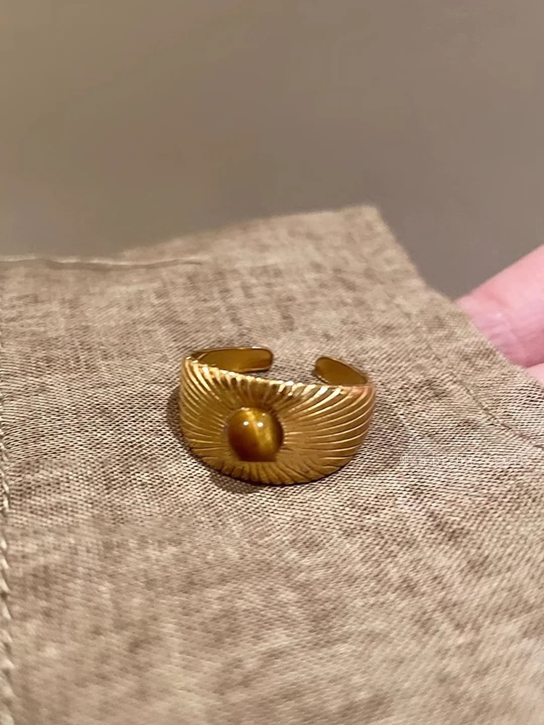 Wide edge rice grain tiger eye