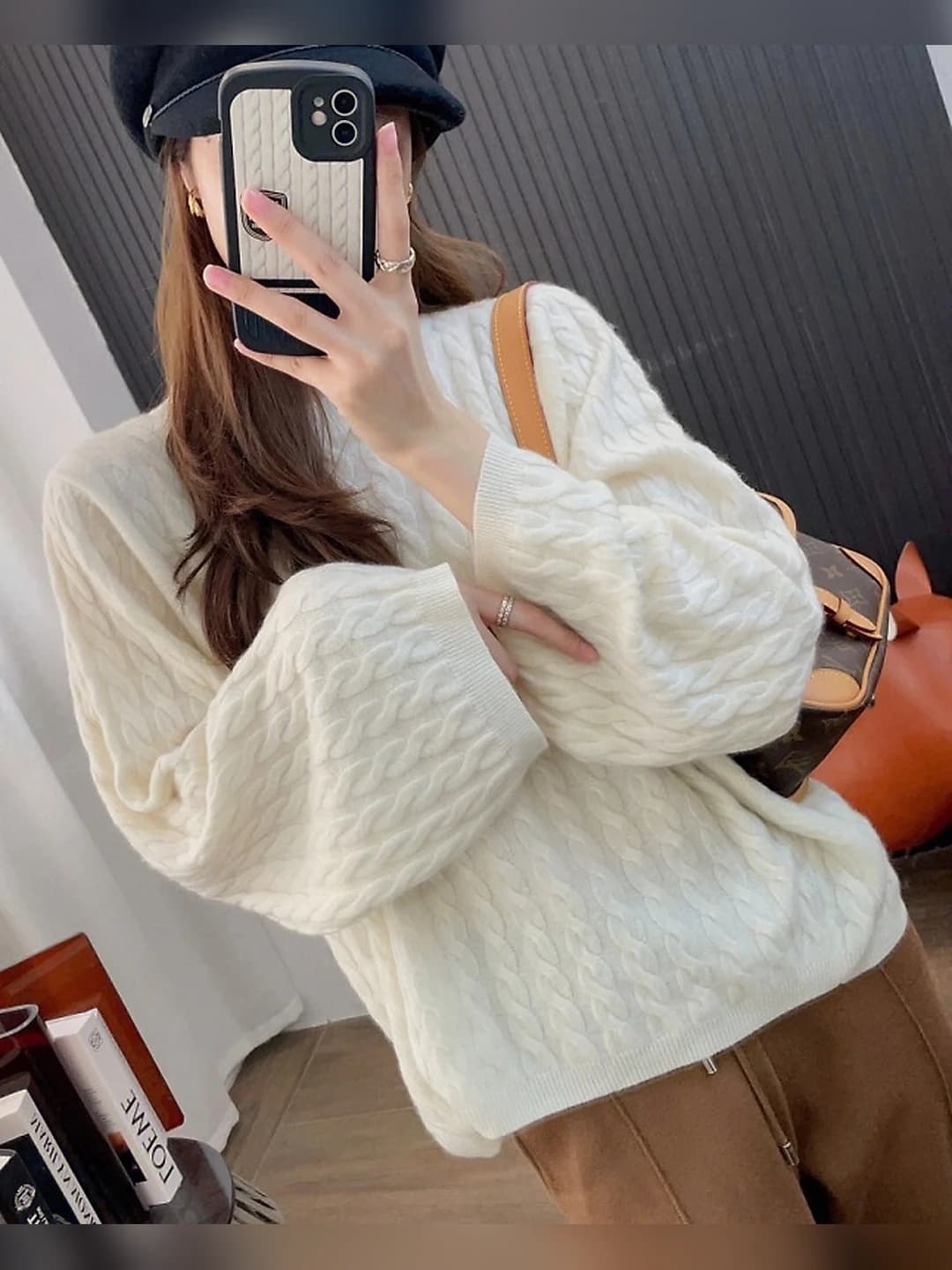 Ayollar uchun jun trikotaj sviter, dumaloq yoqa, uzun yeng, bo'sh (oversize) kesim, bir rangli naqsh, o'rta qalinlik, 95% jun