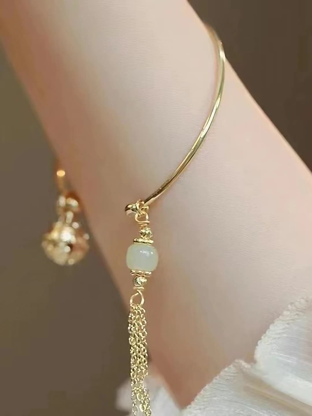 M1520 [Green tassel bell bangle]