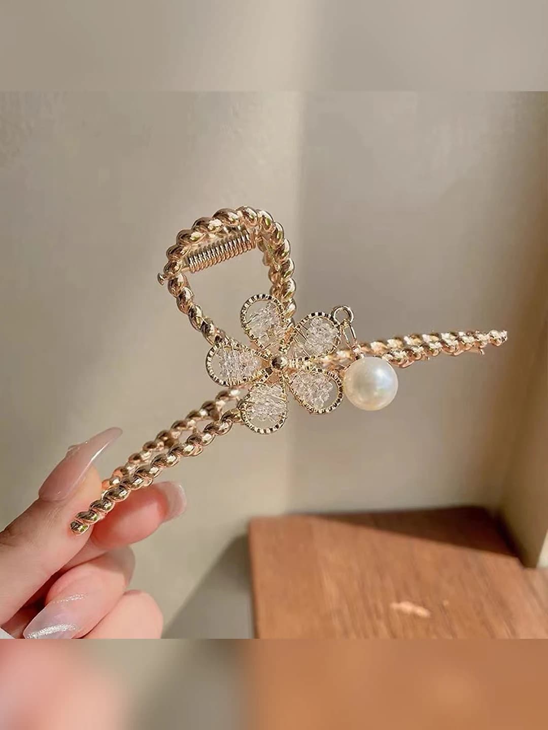 Flower pearl-drop claw clip