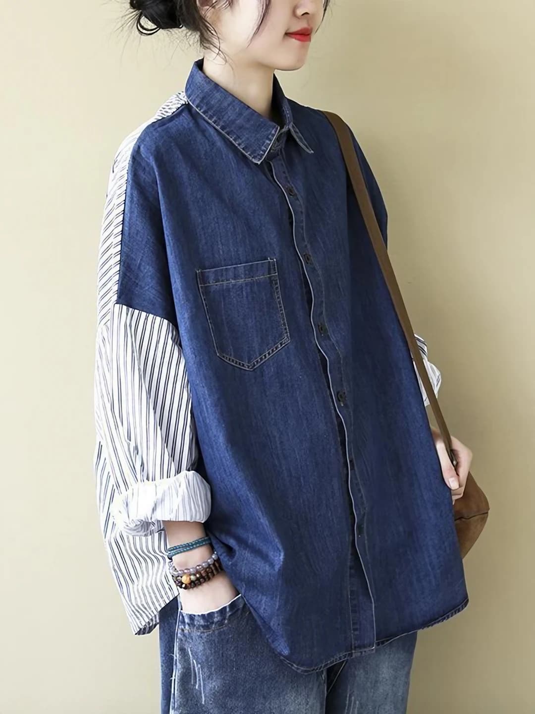 Ayollar uchun katta o'lchamli bo'sh (oversize) uzun yengli ko'ylak-shirt, bahor-kuz, qaytarma yoqa, chiziqli, retro uslub