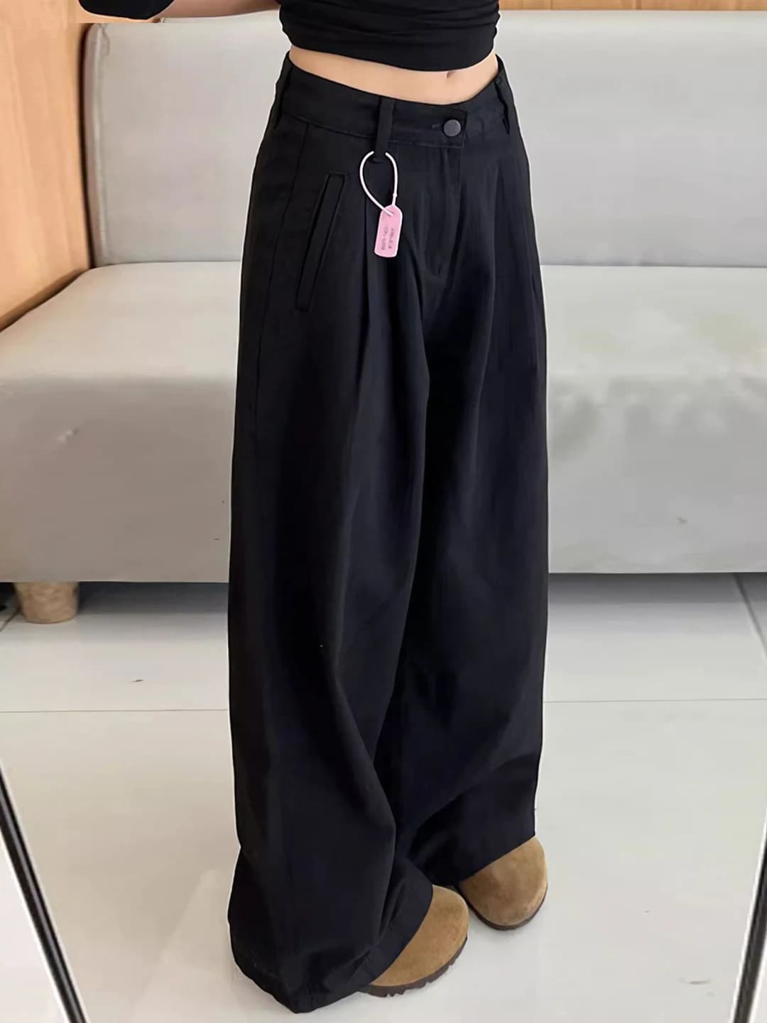 Ayollar uchun keng va klesh jinsi shimlar: qora rang, baland bel, to'g'ri kesim, nozik ko'rsatadigan, bo'sh (oversize), kundalik uslub
