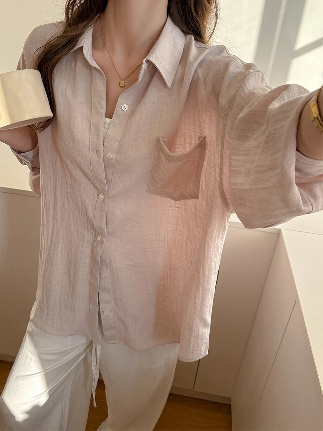 Ayollar uchun yozgi quyoshdan himoyalovchi yupqa ko'ylak-shirt, uzun yengli, bir rangli, bo'sh (oversize) kesim, o'rta-uzun