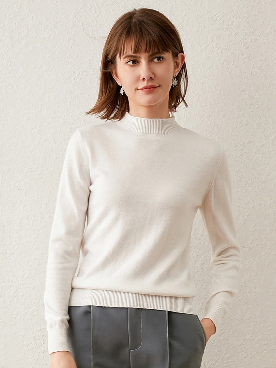 Ayollar uchun kuz-qish kalta sviter, yarim baland yoqa, uzun yeng, bo'sh (oversize) kesim, bir rangli, koreys uslubida