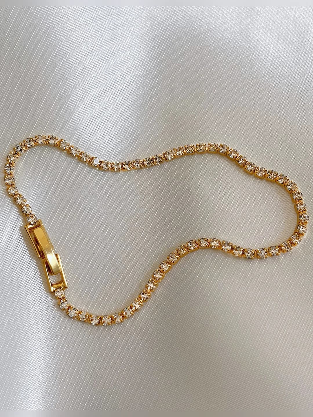 Oltin yorqin sirkon zanjir