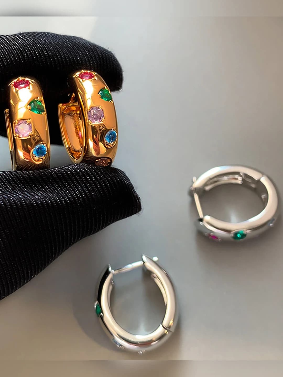 Женские серьги-гвоздики с цветными циркониями, покрытием 18k золотом и штифтом из серебра 925, круглой формы