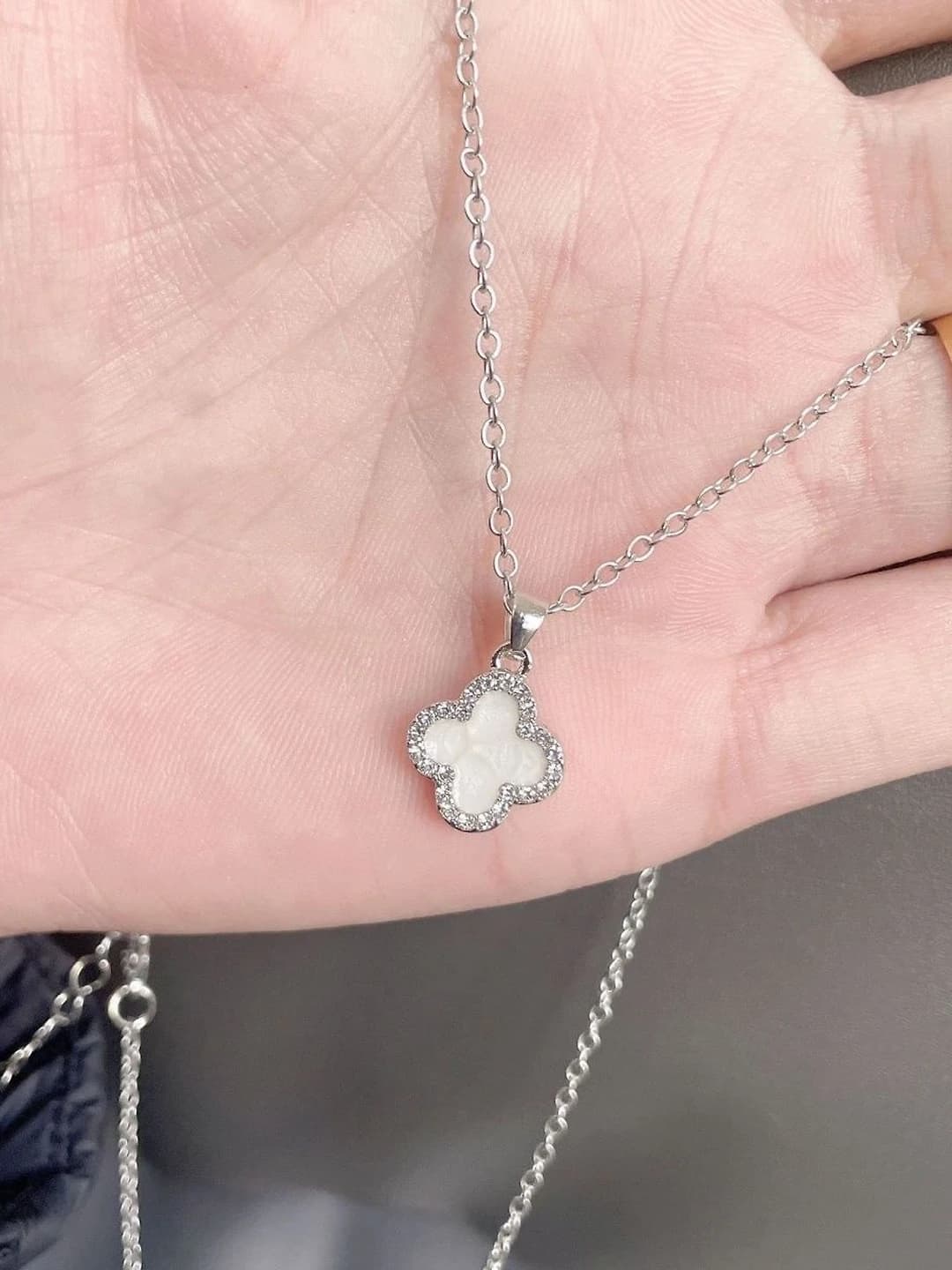 L112 four leaf clover silver necklace white