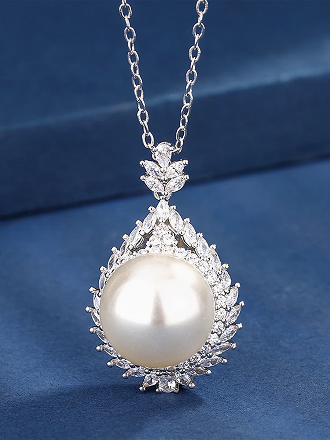 White pearl, cross chain