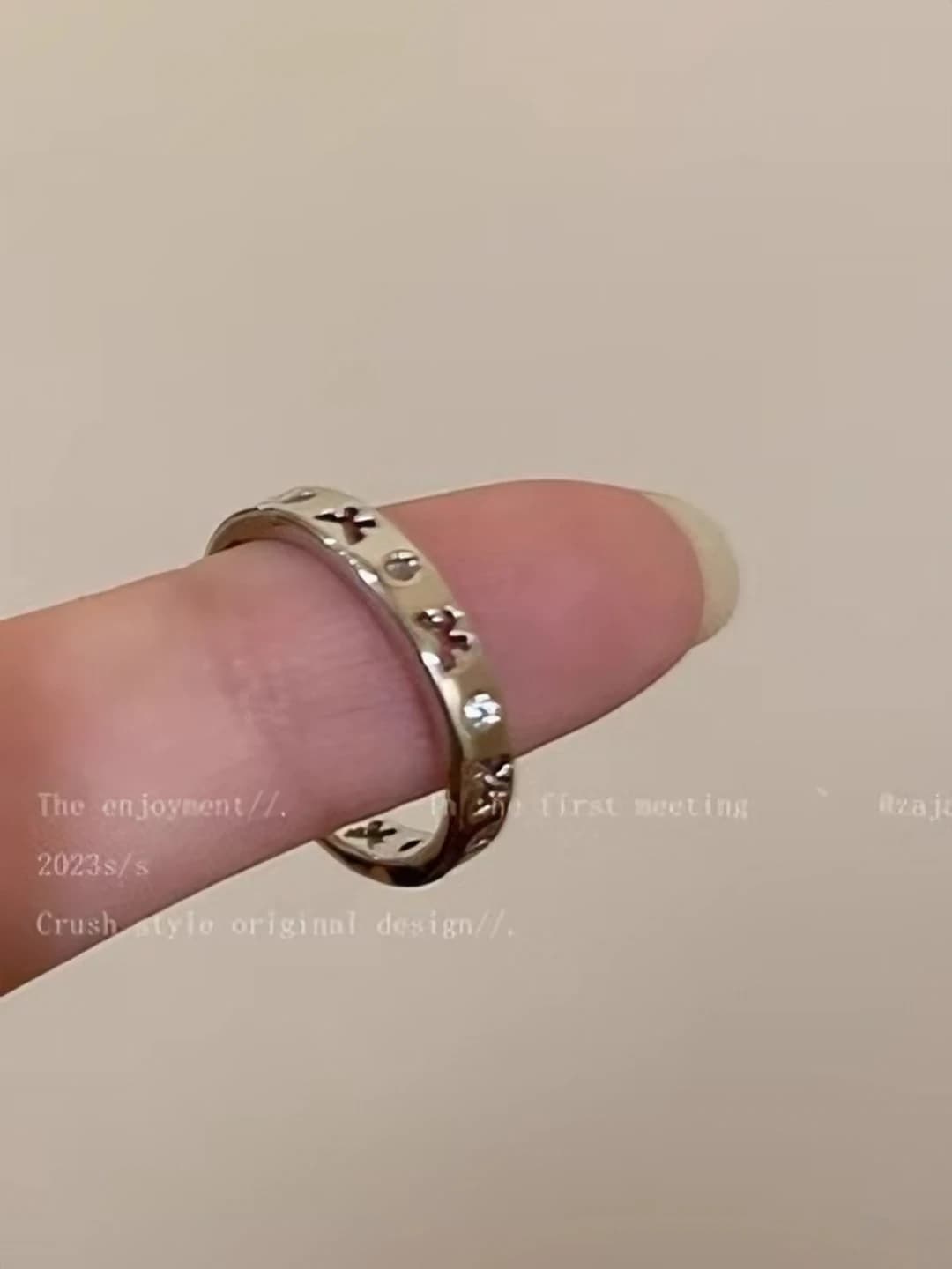 Narrow butterfly ring