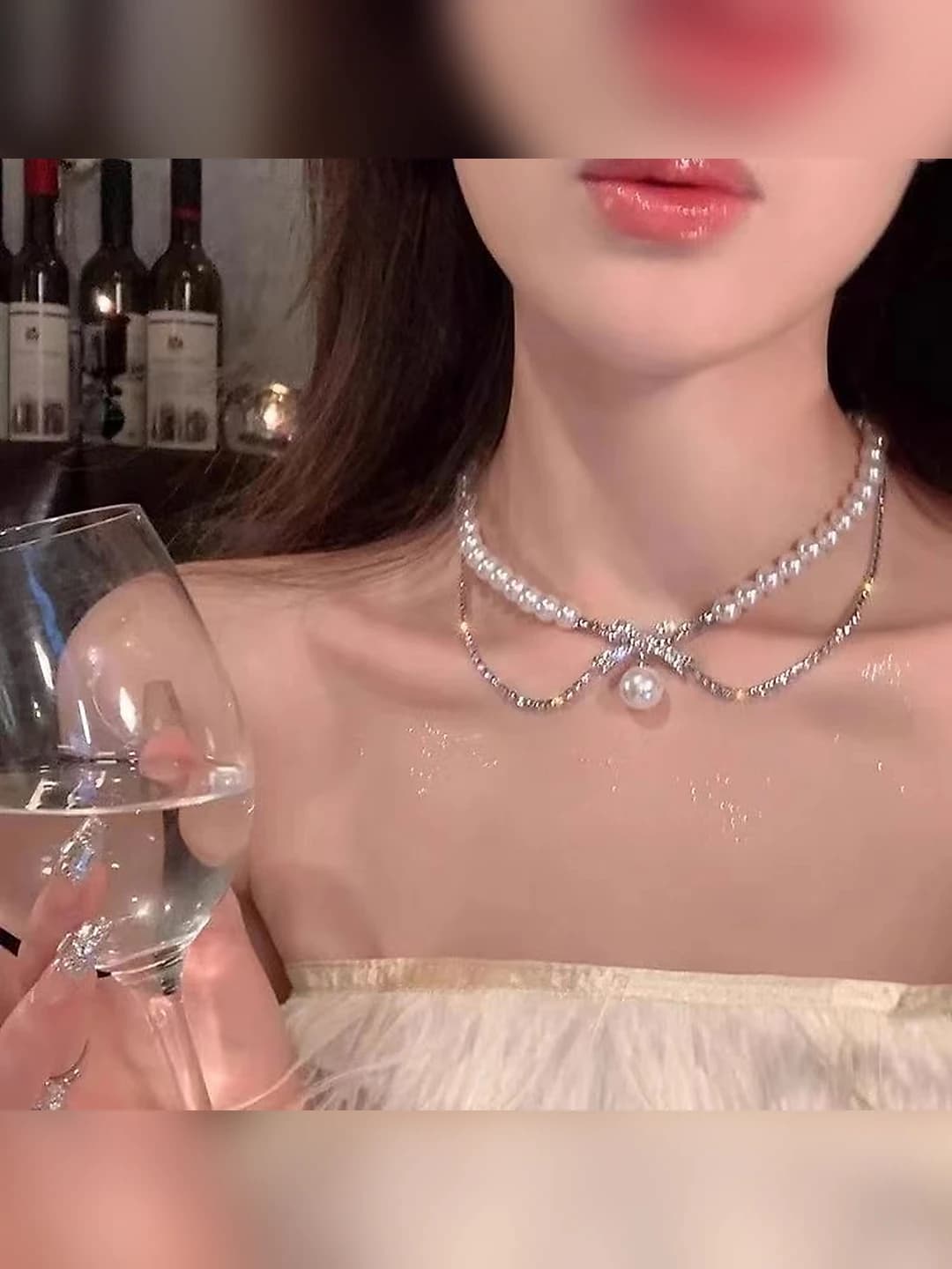 Ayollar uchun moʻylovli va perladan yasalgan choker qoʻlbaqara