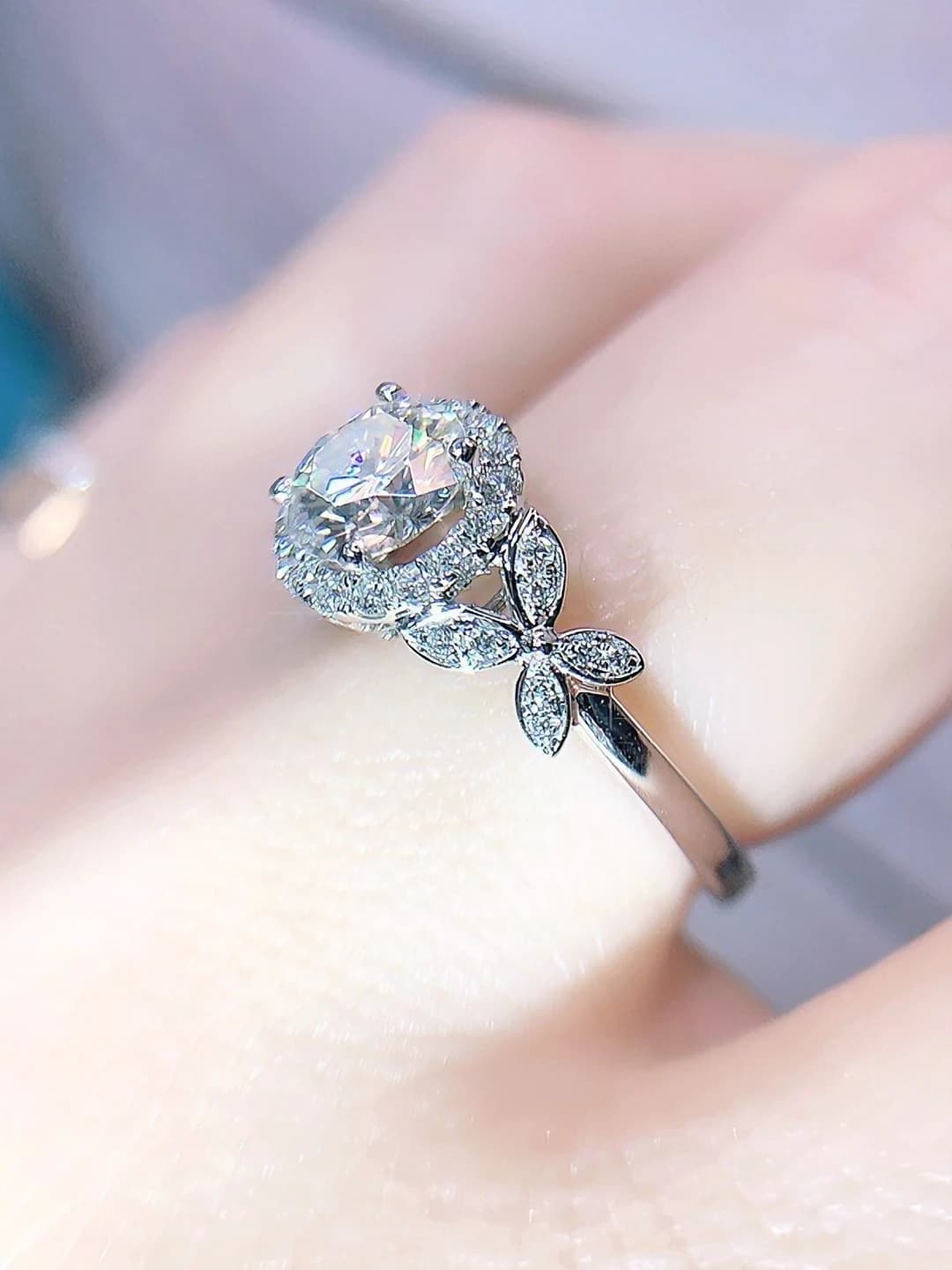 Бабочка в камнях, две дуги, 1 ct