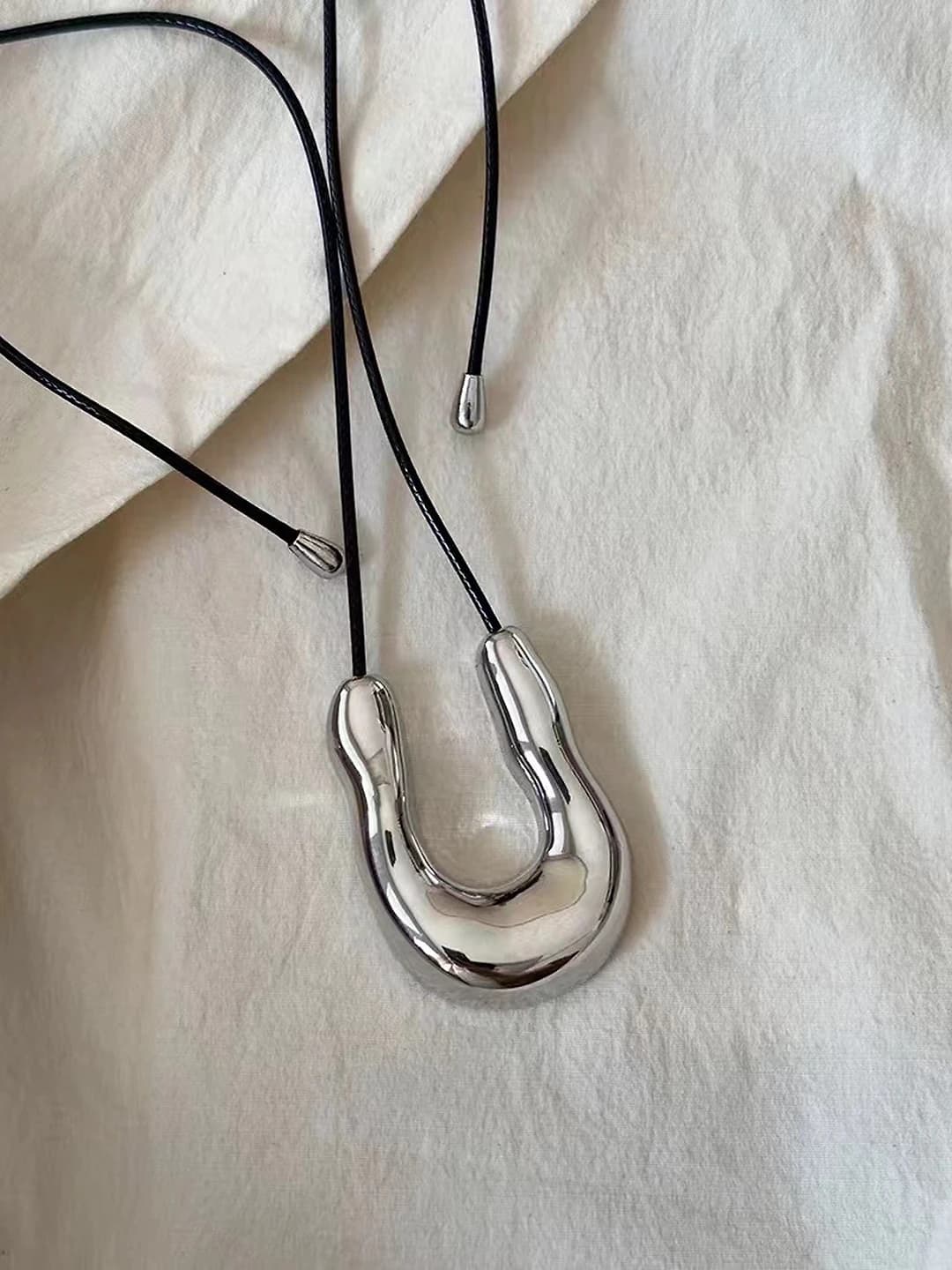 Silver U-shaped necklace
