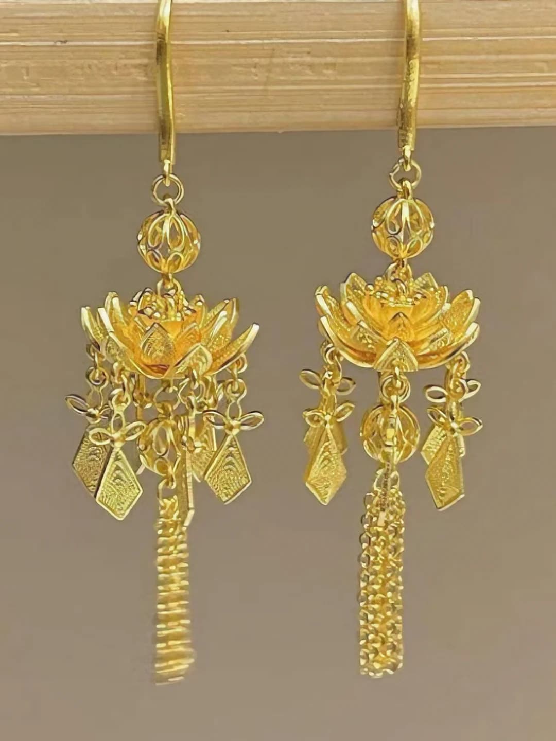 26# Oltin rangli lotus guli quloqchin