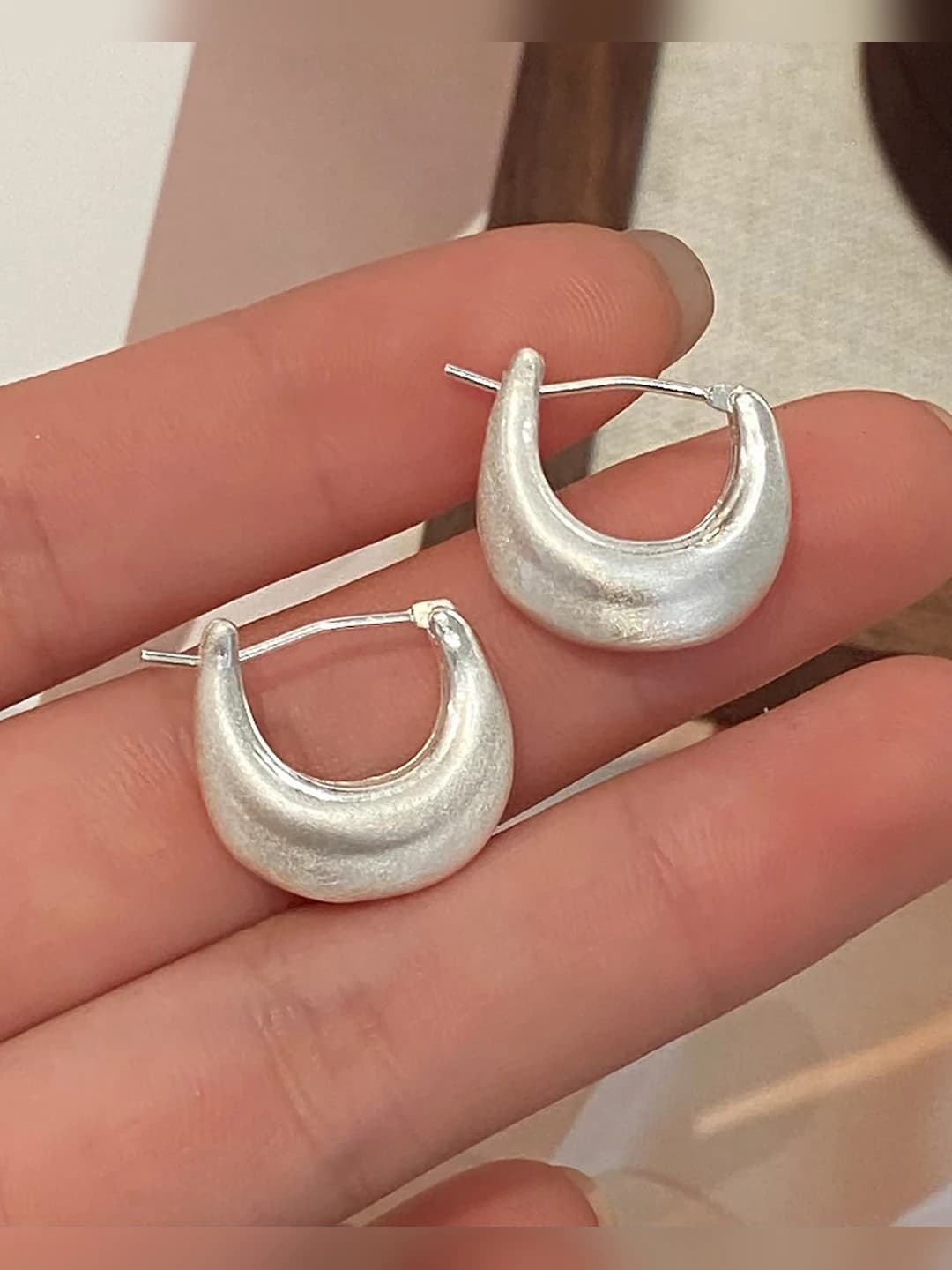 Серебряные матовые серьги-кольца A-699