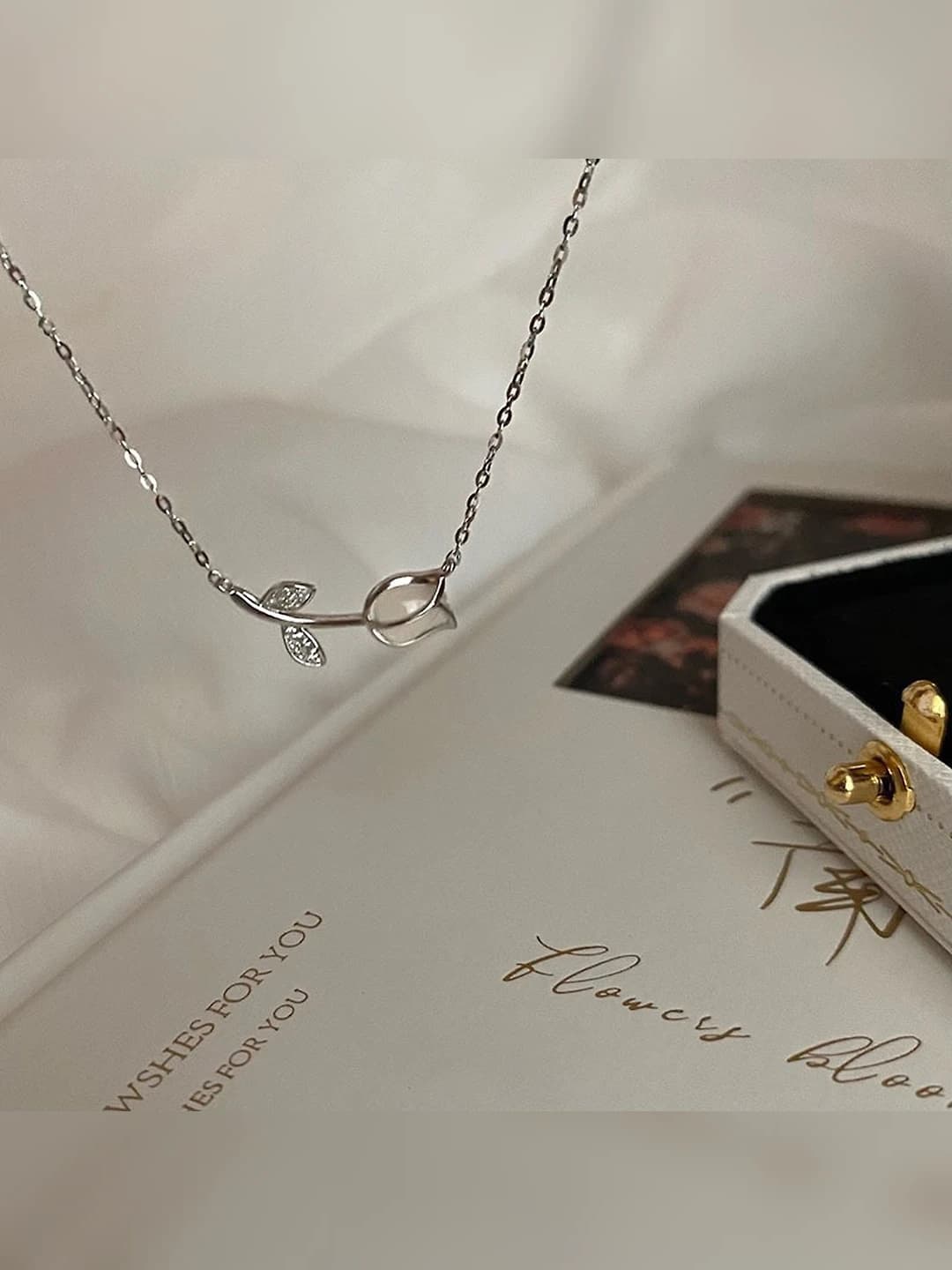 Silver tulip, cat's eye