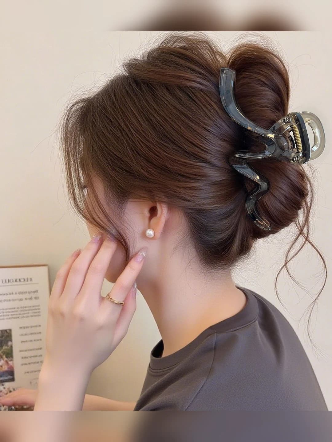 2# Wavy translucent grey clip (14 cm)