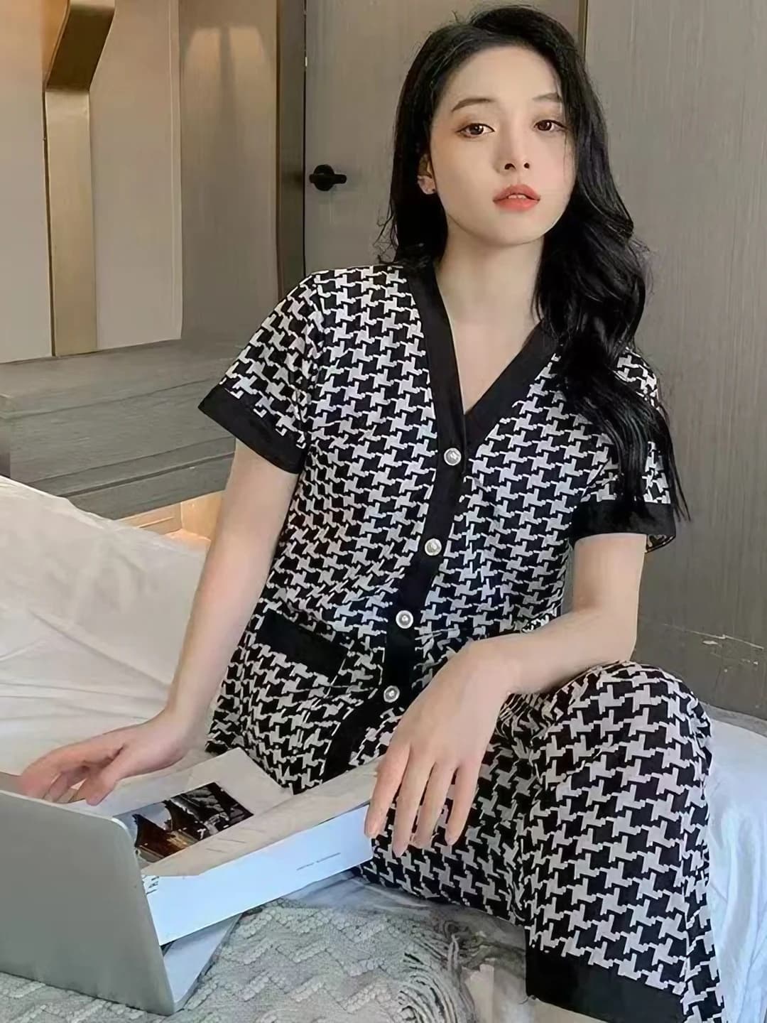 Ayollar uchun yozgi pijama to'plami: V-yoqa kardigan va uzun shim, havo o'tkazuvchan matodan, uy kiyimi