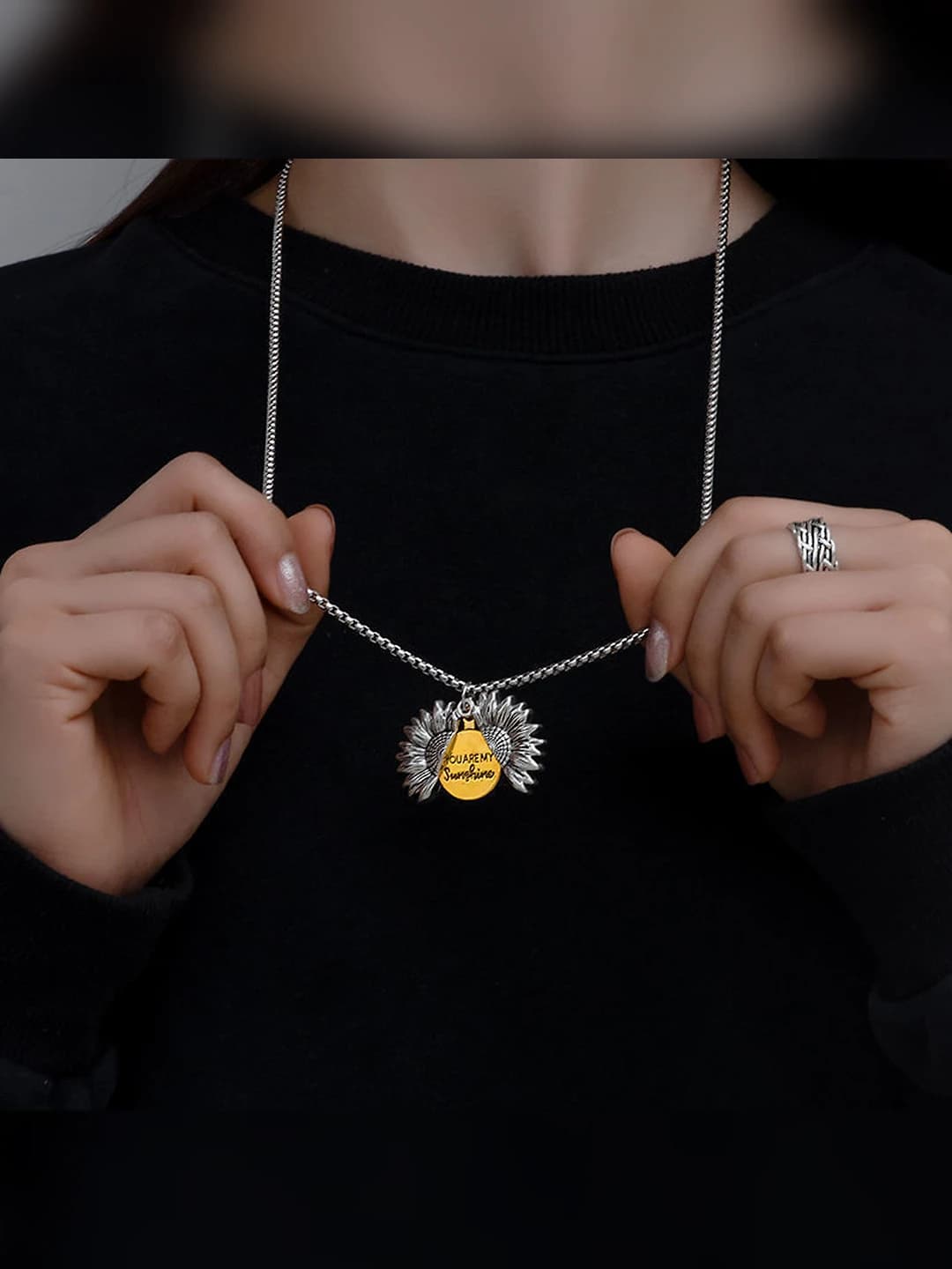 Women's chain necklace with openable sunflower pendant