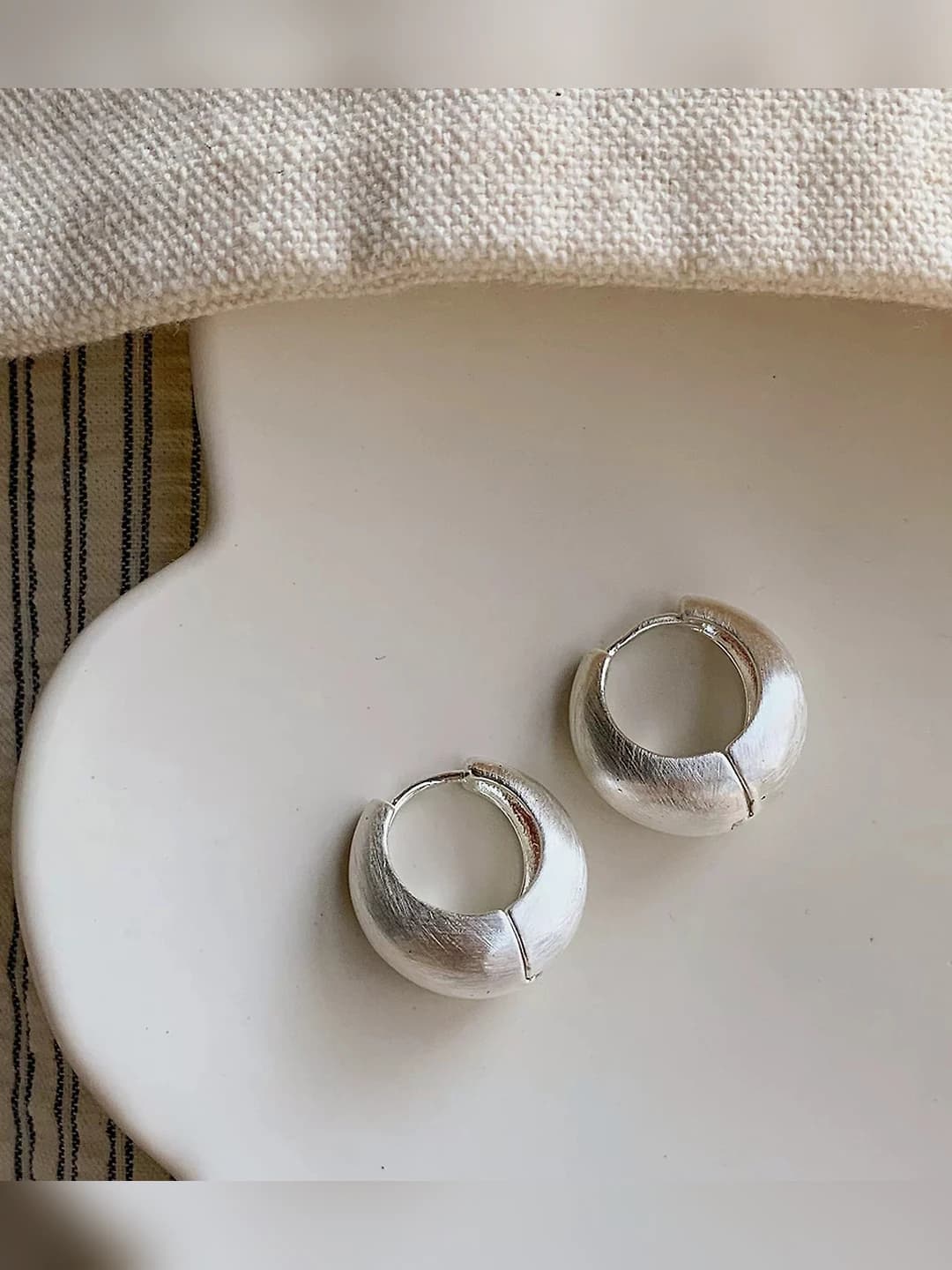 Silver brushed ear clip