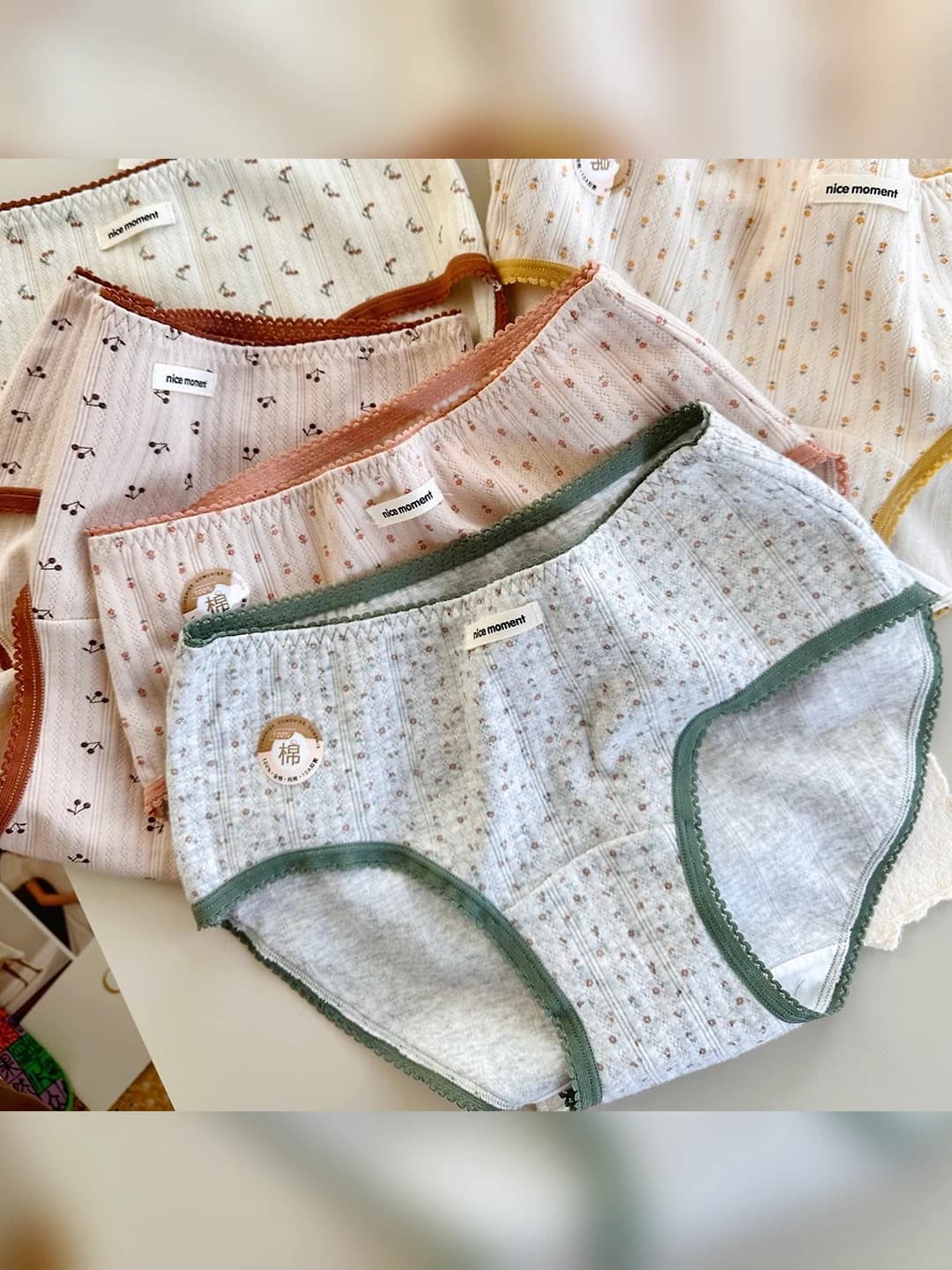 Women's all-cotton briefs, mid-waist, floral pattern, breathable, antibacterial, all-season