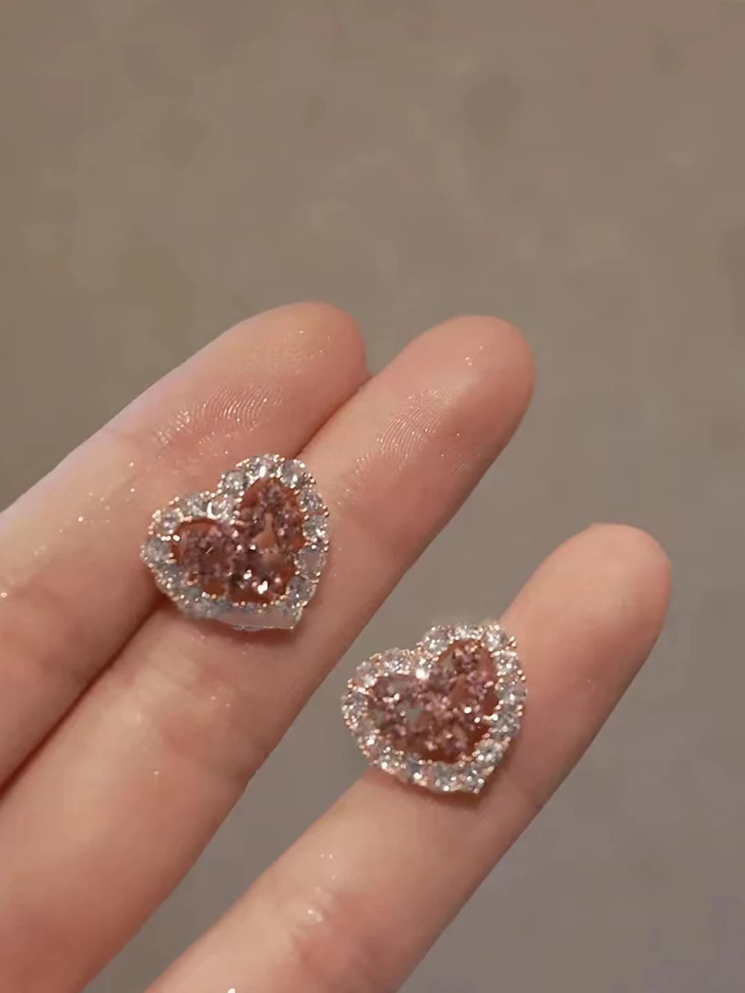 Женские серьги-гвоздики в корейском стиле розового цвета с блёстками в форме сердца