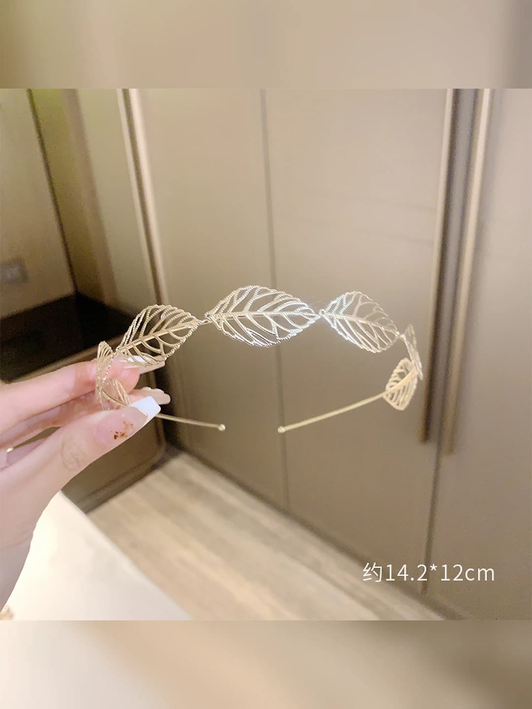 Gold, openwork leaf