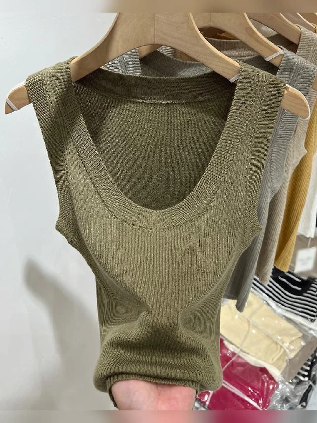 Women's sleeveless knitted top, slim fit, cropped length, solid colour, casual style