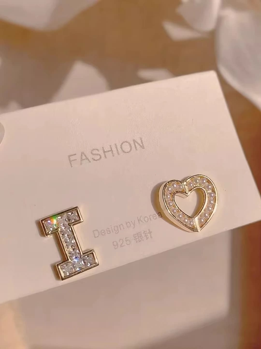 Women's asymmetric pearl and heart stud earrings, baroque style, simple and elegant design element