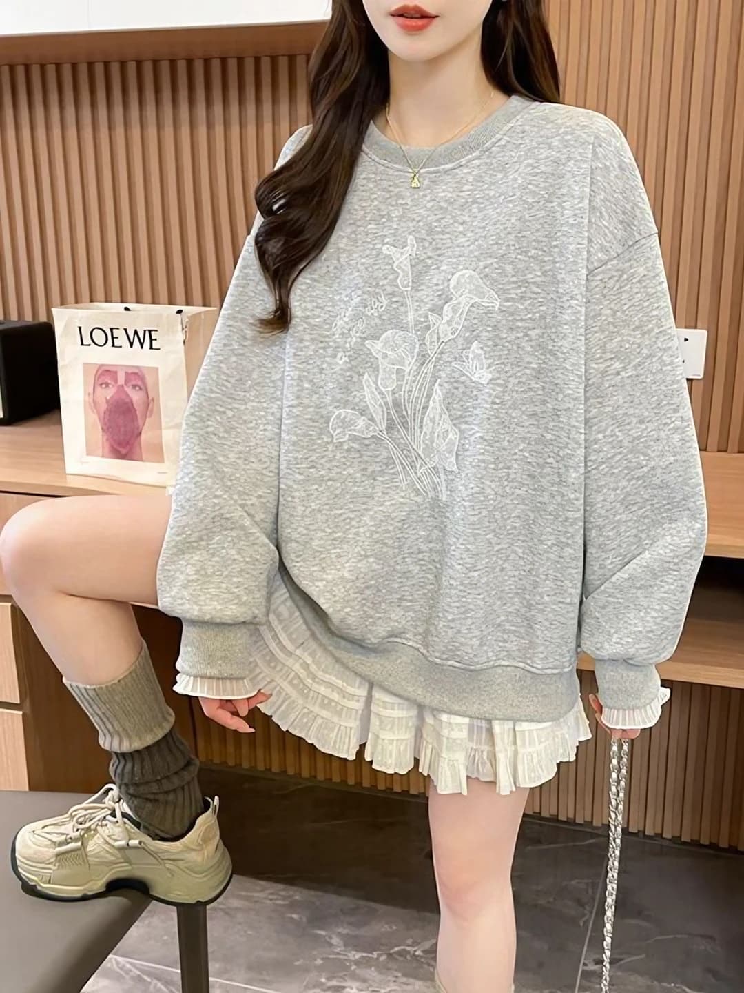 Ayollar uchun kulrang dantel kashtali svitshot, koreys uslubida, dumaloq yoqa, bo'sh (oversize) kesim, uzun yeng, kuzgi kundalik