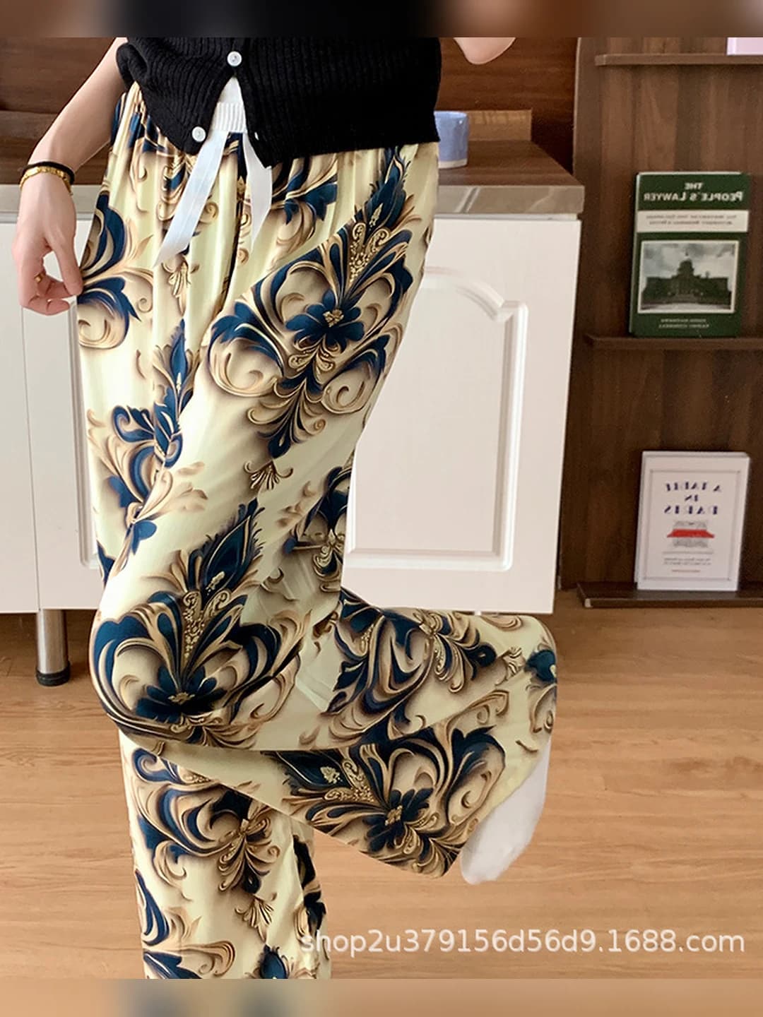 Light gold spiral pattern