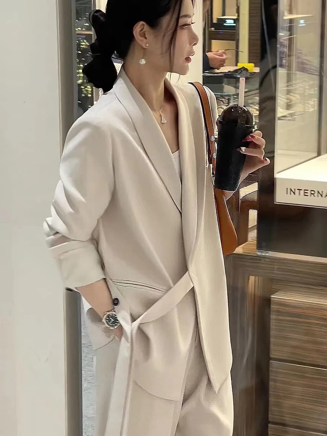 Off-white (top)
