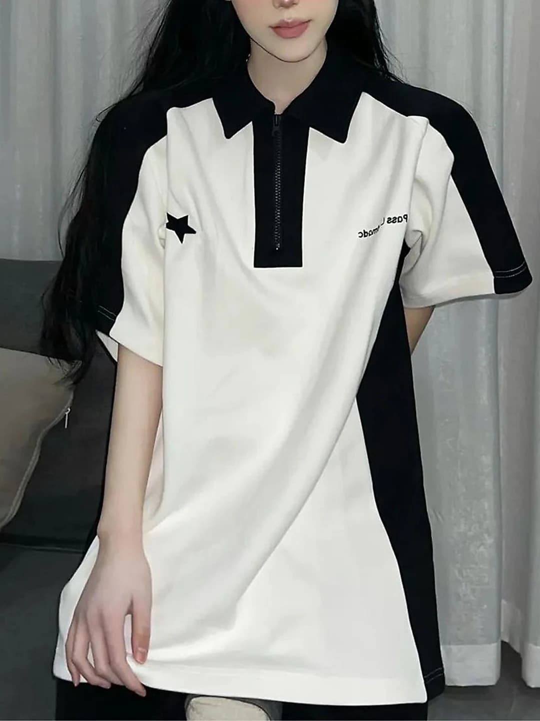 Ayollar uchun yozgi polo ko'ylagi, kalta yeng, qaytarma yoqa, oq-qora rangli, bo'sh (oversize) kesim, kundalik uslub